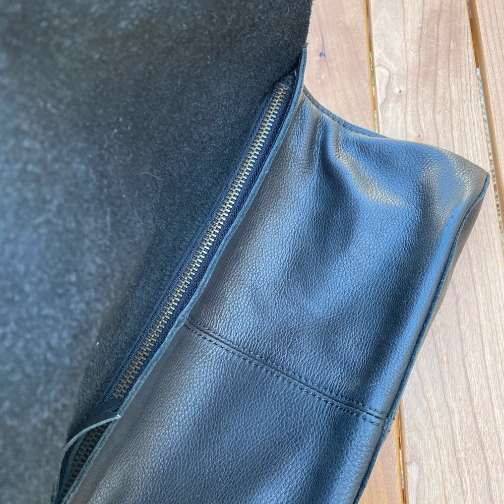 A soft leather black clutch purse - Picture 5 of 11